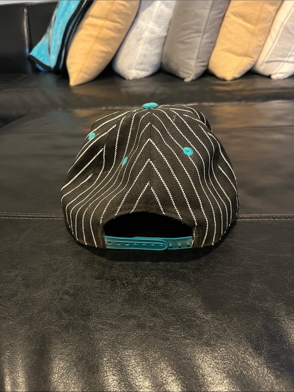 New Era Charlotte Hornets Pinstripe SnapBack - Picture 4 of 6